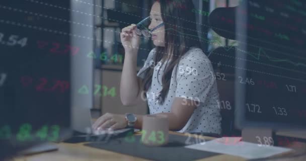 Animace Měnových Ikon Zpracování Dat Přes Biracial Businesswoman Úřadu Globální — Stock video