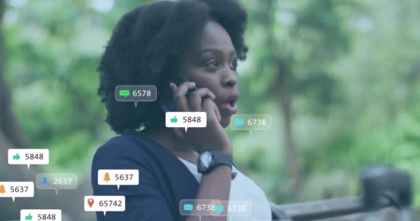 Animação Ícones Mídia Sobre Mulher Americana Africana Falando Smartphone Mídias — Vídeo de Stock