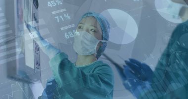 Bilgi arayüzü görüntüsü, çeşitli doktorların güvenlik dişlisi takıp hasta raporlarını tartışması. Dijital bileşik, çoklu pozlama, iş, küresel, tıbbi, sağlık, teknoloji.