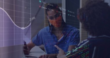 Ofiste tartışan çeşitli erkek ve kadın ofis arkadaşlarıyla ilgili borsa verileri işleniyor. İş verileri ve analitik kavramı