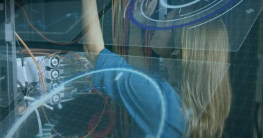 Sunucu odasında çalışan beyaz kadın mühendis üzerinden veri işleme arayüzü görüntüsü. Bilgisayar arayüzü ve iş veri depolama teknolojisi kavramı