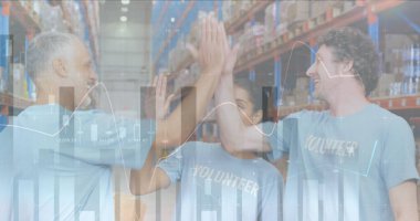 Çeşitli gönüllülerin depoda birbirleriyle beşlik çakışmalarına karşı mali veri işleme. lojistik ve ulaşım sektörü kavramı