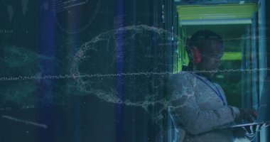 Afrika kökenli Amerikalı erkek sunucu odasındaki insan beain ve veri işleme görüntüsü. Bulut hesaplama konsepti dijital olarak oluşturulmuş resim.