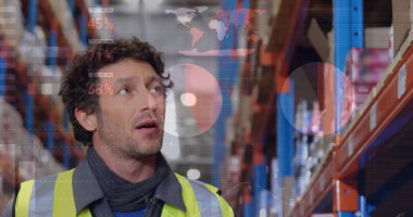 Depodaki beyaz erkek işçinin veri işleme görüntüsü. küresel iş ve dijital arayüz kavramı dijital olarak oluşturulmuş görüntü.