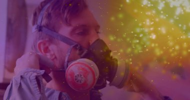 Depoda maske takan beyaz bir adamın parlayan ışıkları. İşçi Bayramı, iş, işçiler, gelenek ve dijital olarak üretilen görüntü konsepti.