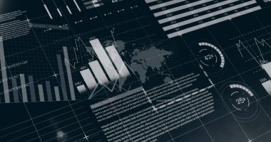 Grafikler üzerinde bilgi arayüzü resmi ve siyah arkaplan üzerinde harita. Dijital olarak üretilen hologram, illüstrasyon, rapor, iş dünyası, büyüme, ilerleme, veritabanı ve küresel kavram.