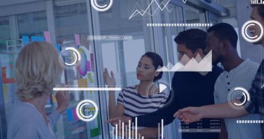 Çeşitli iş adamları üzerinde finansal veri işleme görüntüsü. global business, finans, data işleme ve dijital arayüz kavramı dijital olarak oluşturuldu.