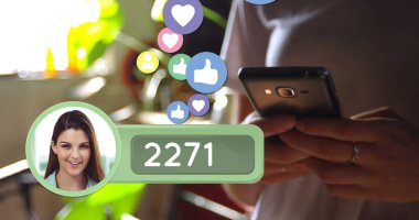 Sosyal medya güncellemeleri için telefonunu kontrol eden bir kadının fotoğrafını çek. Ön planda profil fotoğrafının dijital bir görüntüsü var. Sayıları artıyor ve sosyal medya simgeleri yukarı doğru uçuyor.