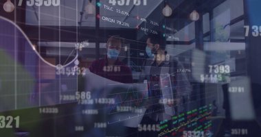 Ofiste tartışan iki farklı adamın numaralarını değiştirme ve veri işleme görüntüsü. Küresel ekonomi ve iş teknolojisi kavramı