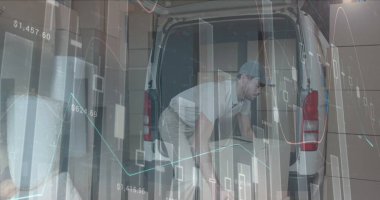 Beyaz erkek kuryenin arabalara paket yüklemesi ile ilgili finansal veriler. iş, finans ve dağıtım hizmetleri kavramı dijital olarak oluşturulmuş görüntü.