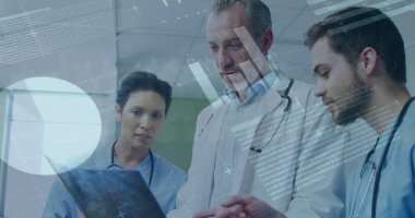 Hastanedeki hastanın röntgenini tartışan çeşitli doktorların bilgi arayüzü. Dijital bileşik, çoklu pozlama, rapor, iş dünyası, küresel, takım çalışması, sağlık hizmetleri, teknoloji.