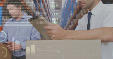 Dağıtım deposunda panoya yazı yazan iki Kafkasyalı işçiye yakın çekim. Önplanda grafik ve istatistiklerin dijital görüntüsü gösteriliyor