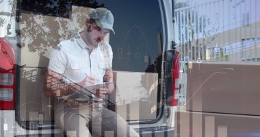 Kafkasyalı mutlu erkek kurye paketlerini sayarken finansal verilerin görüntüsü. iş, finans ve dağıtım hizmetleri kavramı dijital olarak oluşturulmuş görüntü.