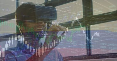 VR kulaklık kullanan beyaz adamın veri işleme görüntüsü. küresel iş ve dijital arayüz kavramı dijital olarak oluşturulmuş görüntü.