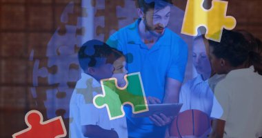 Tablet kullanan çeşitli okul çocukları ve öğretmenlerin bulmaca parçaları. otizm farkındalık ayı ve dijital olarak üretilen görüntü konsepti.