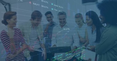 Finansal veri işleme ve çeşitli iş adamları üzerinde borsa görüntüsü. küresel iş, finans ve veri işleme kavramı dijital olarak oluşturulmuş görüntü.