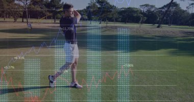 Golf sahasındaki erkek golfçünün veri işleme görüntüsü. Küresel spor, rekabet, hesaplama ve veri işleme kavramı dijital olarak oluşturulmuş görüntü.
