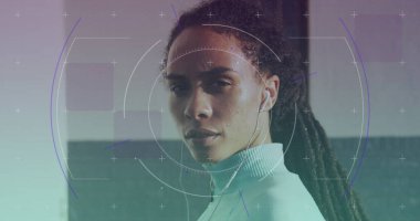 Kapsam taraması, kulaklık takan Afro-Amerikan formda bir kadının portresiyle karşılaştırılıyor. Spor, spor ve teknoloji konsepti