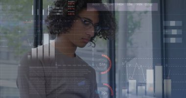 Akıllı telefon kullanan adamın istatistik ve veri işleme görüntüsü. küresel iş, dijital arayüz ve teknoloji konsepti dijital olarak oluşturulmuş görüntü.