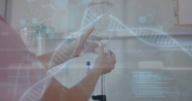 Kafkasyalı kadın doktor üzerinde DNA iplikleri ve veri işleme imgesi. Küresel sağlık, bilim, tıp, araştırma, bilgisayar ve veri işleme kavramı dijital olarak oluşturulmuş görüntü.