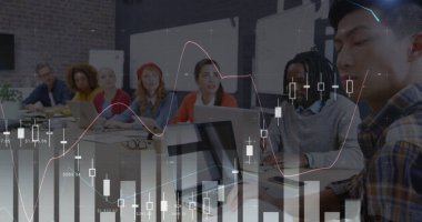 Dizüstü bilgisayar kullanarak çeşitli iş adamlarının finansal veri işleme görüntüsü. küresel iş, finans, veri işleme ve teknoloji konsepti dijital olarak oluşturulmuş görüntü.