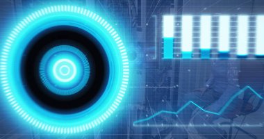 Beyaz kadının sunucuları kontrol etmesi üzerine dijital ekranda veri işleme görüntüsü. Ağ, bilgisayarlar, veri işleme ve teknoloji konsepti dijital olarak oluşturuldu.