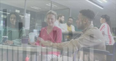 Ofiste çalışan çeşitli iş adamlarının finansal veri işleme görüntüsü. Küresel iş, finans ve dijital arayüz kavramı dijital olarak oluşturulmuş görüntü.