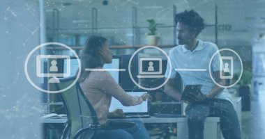 Ofisteki çeşitli iş adamları üzerinde ikonlar ve veri işleme görüntüsü. Küresel iş, finans, hesaplama ve veri işleme kavramı dijital olarak oluşturulmuş görüntü.