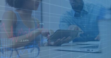 VR kulaklık kullanılarak işadamının mali veri işleme görüntüsü. İş ortaklığı ve teknoloji kavramı.