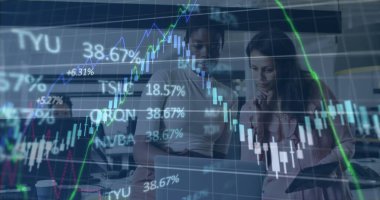 Ofisteki çeşitli kadın iş arkadaşlarının mali verileri ve grafikleri. İş, finans, ekonomi ve işbirliği konsepti dijital olarak oluşturulmuş imaj.