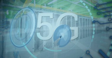 Sunucuların üzerinde 5G ve işleme çemberlerinin resmi. ağ, iletişim, veri işleme ve teknoloji konsepti dijital olarak oluşturulmuş görüntü.