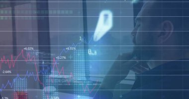 Kafkasyalı iş adamının dizüstü bilgisayarla mali veri işleme görüntüsü. Küresel iş, finans, iletişim, bilgisayar ve dijital arayüz kavramı dijital olarak oluşturuldu.