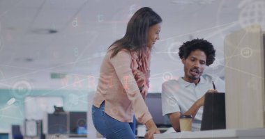 Ofisteki çeşitli kadın ve erkek iş arkadaşlarının mali verileri ve grafikleri. İş, finans, ekonomi ve işbirliği konsepti dijital olarak oluşturulmuş imaj.