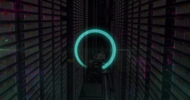 Bilgisayar sunucu odasında mavi veri yükleme halkası ve veri işleme resmi. Küresel iletişim, iş dünyası, veri güvenliği ve dijital arayüz konsepti dijital olarak oluşturulmuş görüntü.