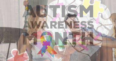 Renkli yapboz parçaları ve otizm metninin yaz plaj partisindeki mutlu arkadaşlar üzerindeki görüntüsü. otizm, öğrenme güçlüğü, destek ve farkındalık kavramı dijital olarak oluşturulmuş görüntü.