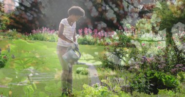 Bahçede bitki sulayan Afrikalı Amerikalı kadınlara karşı uzun ağaçların birleşik görüntüsü. toplum bahçesi farkındalığı konsepti