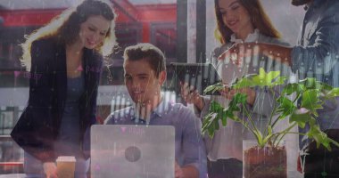 Çeşitli kadın ve erkek iş arkadaşlarının grafikleri ve bağlantıları. İş, veri işleme, bağlantılar ve teknoloji konsepti dijital olarak oluşturulmuş görüntü.