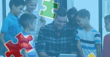 Elektronik cihazlar kullanan çocuklar ve insanlar üzerindeki renkli yapboz parçaları. otizm, öğrenme güçlüğü, destek ve farkındalık kavramı dijital olarak oluşturulmuş görüntü.