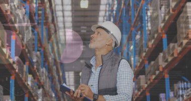 Depoda çalışan adamın veri işleme görüntüsü. küresel sevkiyat, dağıtım ve bağlantılar konsepti dijital olarak oluşturuldu.