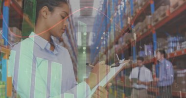 Depoda çalışanların veri işleme görüntüsü. küresel sevkiyat, dağıtım ve bağlantılar konsepti dijital olarak oluşturuldu.