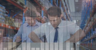 Depoda çalışan adamların istatistik ve mali veri işleme görüntüleri. küresel gönderim ve bağlantılar konsepti dijital olarak oluşturulmuş görüntü.