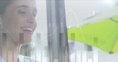 Bilgisayarı kullanan bir kadının istatistik ve veri işleme görüntüsü. küresel iş, dijital arayüz ve teknoloji konsepti dijital olarak oluşturulmuş görüntü.