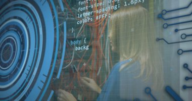 Sunucu odasında çalışan beyaz kadın mühendis üzerinden veri işleme arayüzü görüntüsü. Bilgisayar arayüzü ve iş veri depolama teknolojisi kavramı