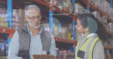 Depoda çalışanların veri işleme görüntüsü. küresel sevkiyat, dağıtım ve bağlantılar konsepti dijital olarak oluşturuldu.