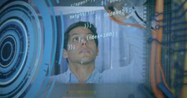 Depoda çalışan adamın veri işleme görüntüsü. Küresel sağlık işi ve dijital arayüz konsepti dijital olarak oluşturulmuş görüntü.