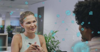 Muhtelif iş adamlarının ofiste iş tartışmalarından oluşan bir ağ görüntüsü. Küresel iş, finans ve dijital arayüz kavramı dijital olarak oluşturulmuş görüntü.