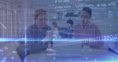 Ofiste çalışan iş adamlarının mali veri işleme görüntüsü. Küresel iş bağlantıları dijital arayüz ve teknoloji konsepti dijital olarak oluşturulmuş görüntü.