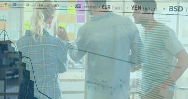 Çeşitli iş adamları üzerinde finansal veri işleme görüntüsü. küresel finans, iş ve dijital arayüz kavramı dijital olarak oluşturulmuş görüntü.