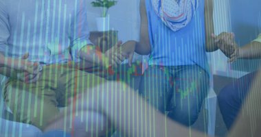 Çeşitli insanların el ele tutuşmalarıyla ilgili finansal veri işleme resmi. küresel finans, iş ve dijital arayüz kavramı dijital olarak oluşturulmuş görüntü.