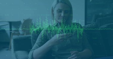 Akıllı telefon kullanan beyaz iş kadınının mali veri işleme görüntüsü. Küresel finans, iş, bağlantılar, hesaplama ve veri işleme kavramı dijital olarak oluşturuldu.